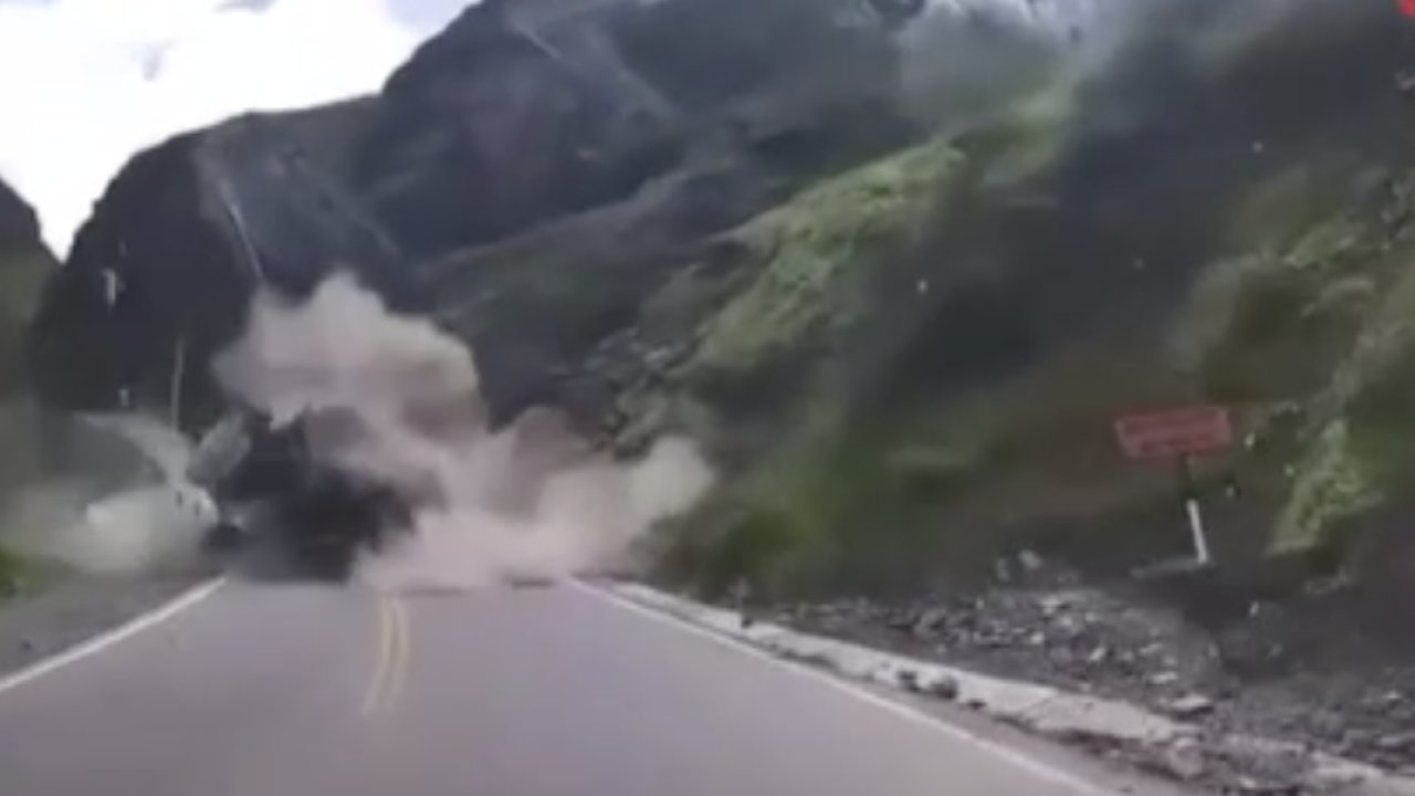 Heyelanda kamyon kağıt gibi ezildi