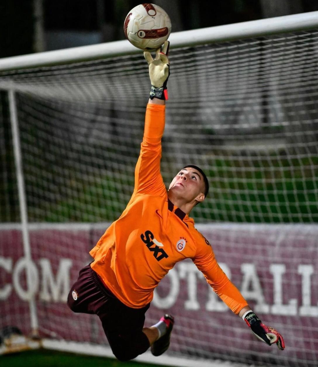 Galatasaray'ın genç kalecisi Enes Emre Büyük: "Hayalim A Takım’da oynamak"