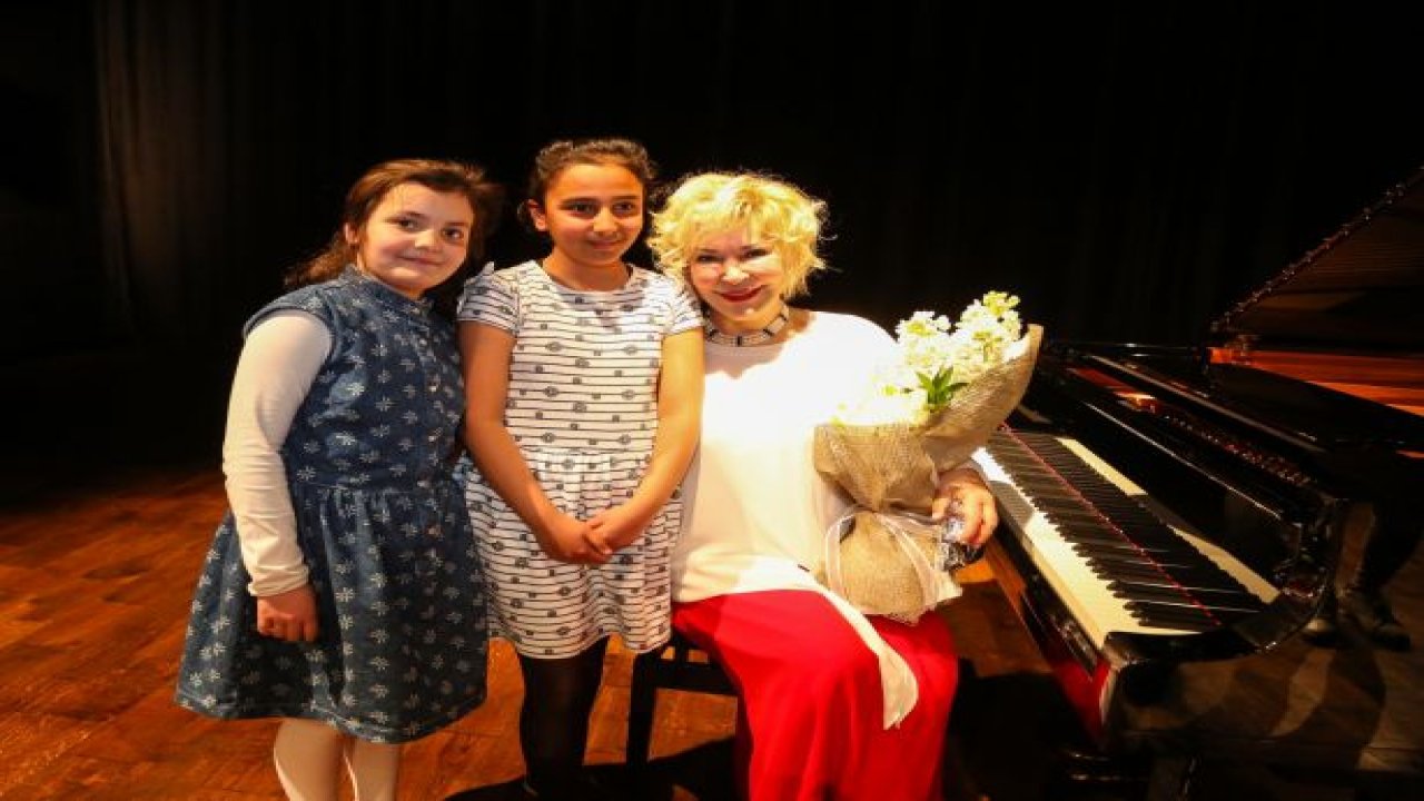 Gülsin Onay çocukların bayram sevincine ortak oldu