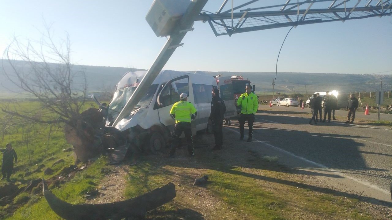 Gaziantep'te feci kaza! Kontrolden çıkan işçi servisi direğe çarptı: 16 yaralı