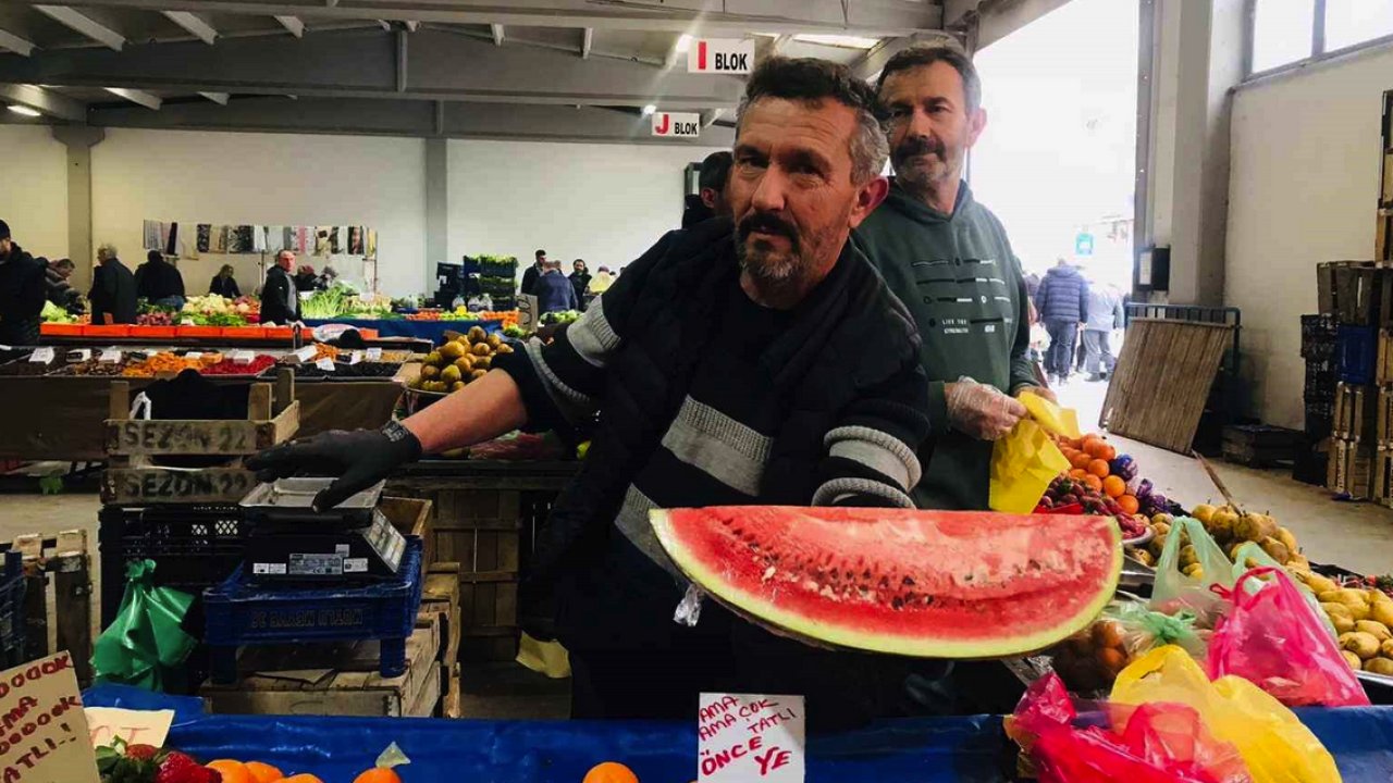 Karpuzun Dilimi 70 TL, Kilosu 300 TL