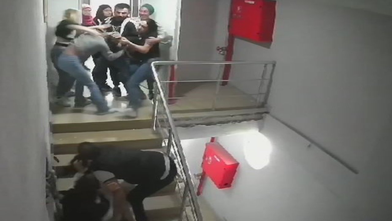 İş yerinde kadınlar saç saça baş başa kavga etti