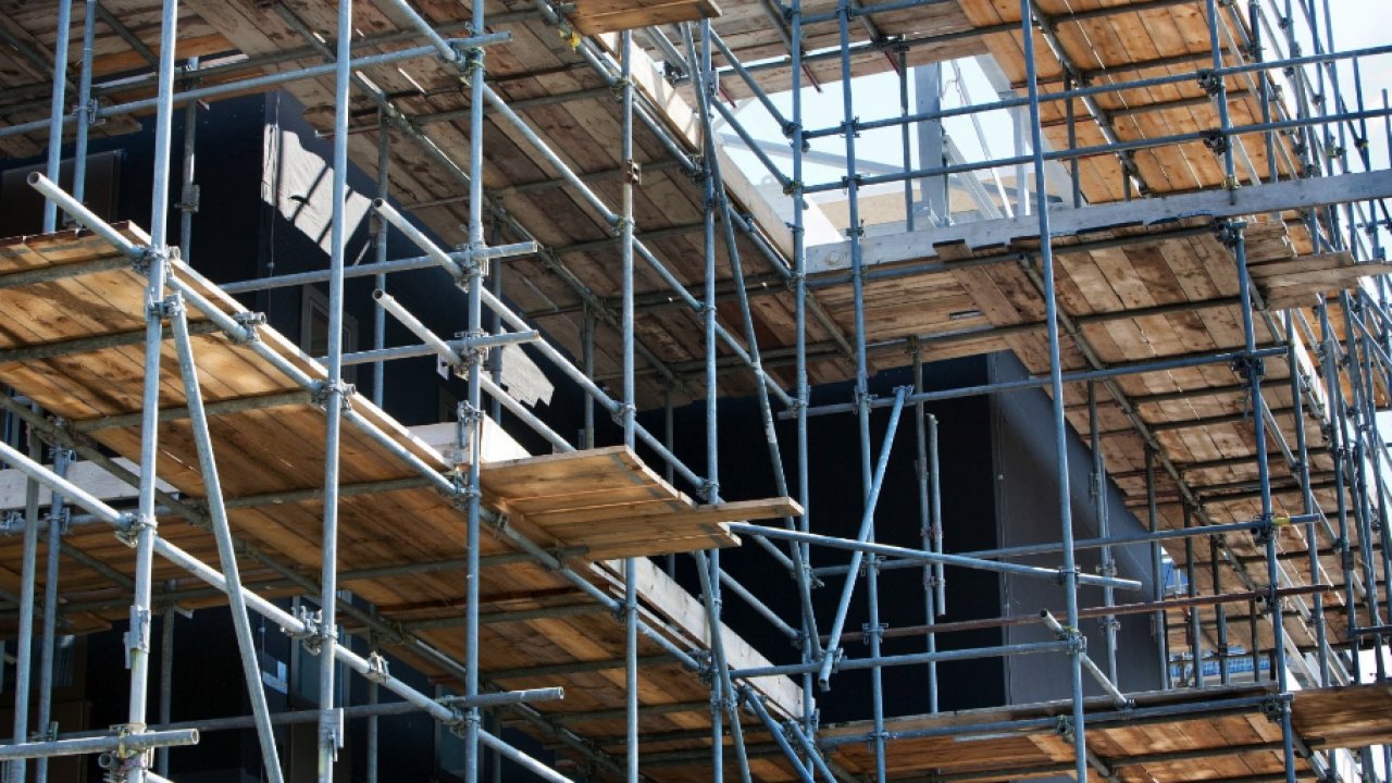 Layher ile Yüksek Güvenlikli ve Esnek İskele Çözümleri