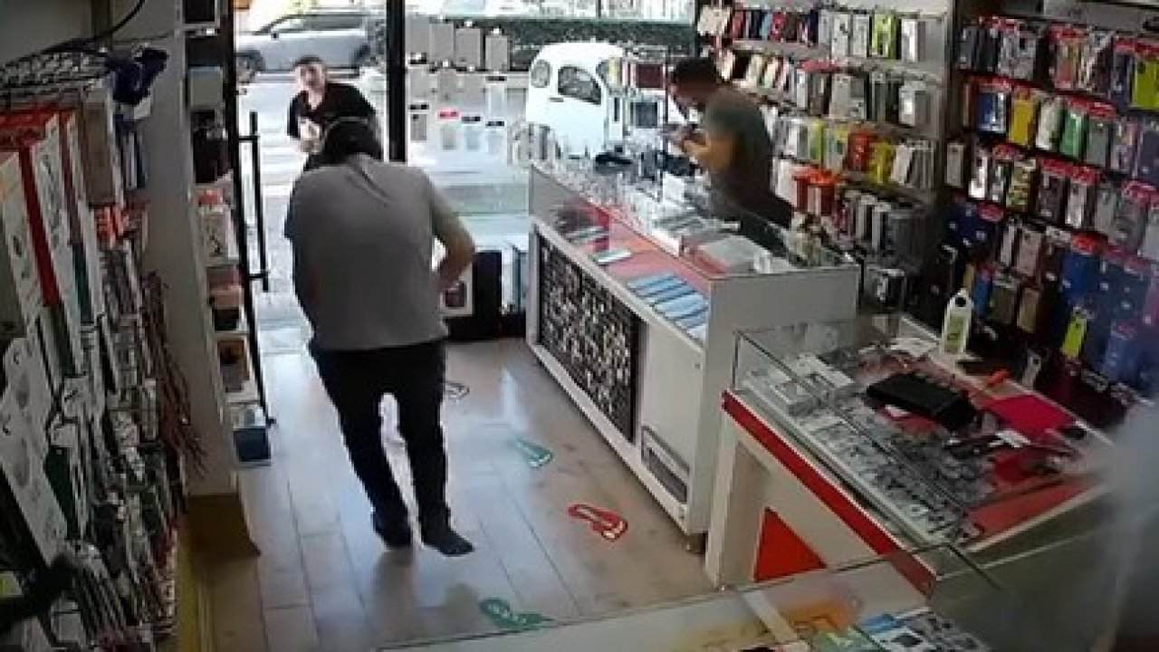 Telefondan çıkartılan batarya patladı, büyük panik yaşandı