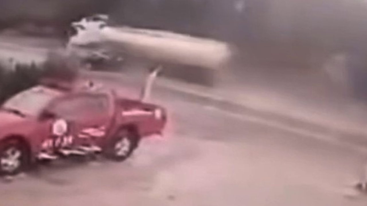 Gaziantep'te Feci Kaza! Otomobil ile yakıt tankeri çarpıştı, sürücü ağır yaralandı