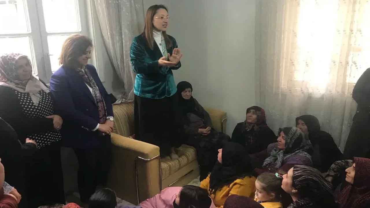 Derya Bakbak'ın Ev Ziyaretleri Miting Havasında Geçiyor