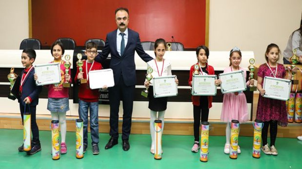 Alkışlar minik satranççılara