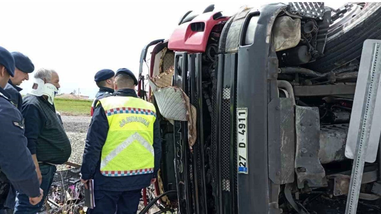 Konya’dan Gaziantep'e gelen elma yüklü kamyon devrildi: 2 yaralı