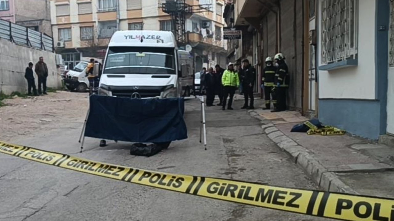 Gaziantep'te Yaşlı Adamın Feci Ölümü! İşçi servisinin altına kalan yaşlı adam hayatını kaybetti