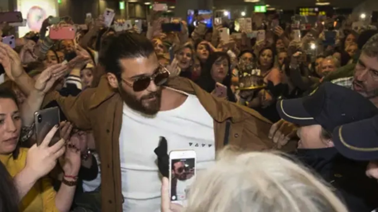 Can Yaman'a Havalimanında Hayran İzdihamı! Polisler Ne Yapacağını Şaşırdı!