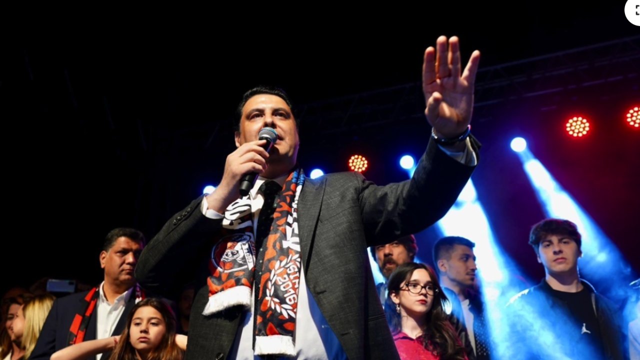 Şehitkamil'in Yeni Başkanı Umut Yılmaz'dan Miting Gibi Zafer Kutlaması!