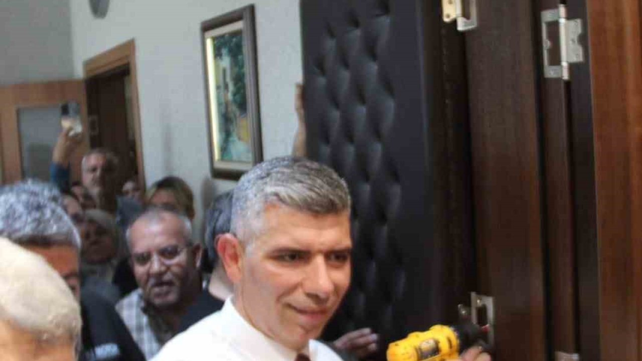 Makam odasının kapısını sökerek göreve başladı