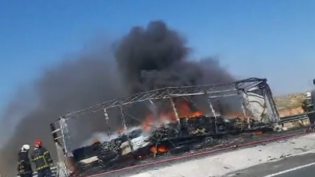 Gaziantep'te seyir halindeki tırın dorsesi alev alev yandı... İşte O Anlar