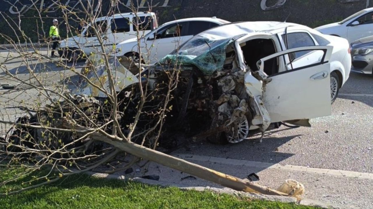 İşte Detaylar... Gaziantep İpek Yolu'nda Feci Kaza! Trafik Kilitlendi... 1’i ağır 4 kişi yaralandı.