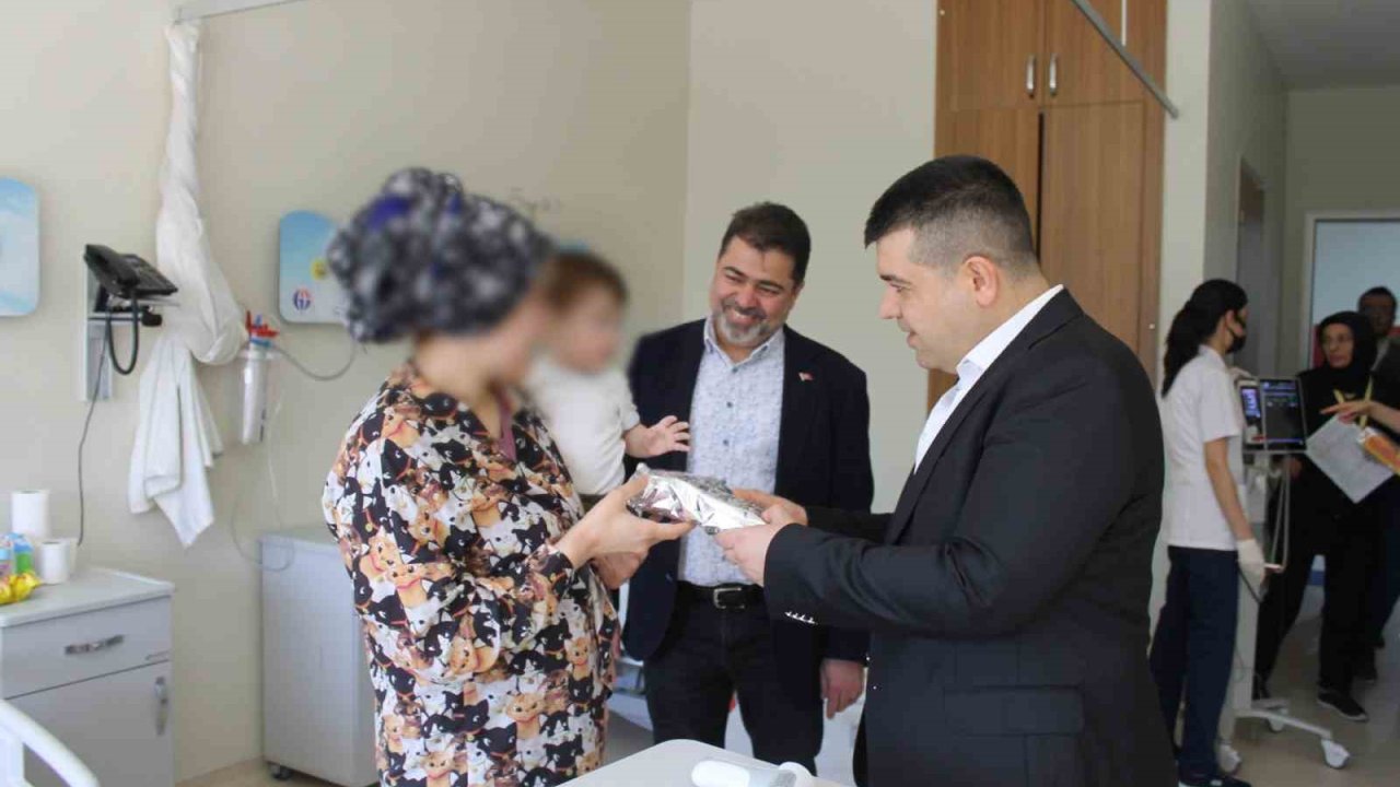 GAÜN Yönetiminden Hastanede tedavi gören çocuklara bayram ziyareti