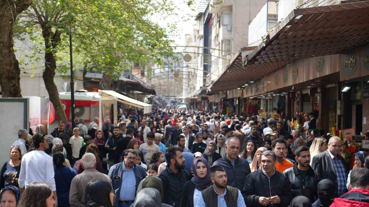 Gaziantep’te çarşı pazarda iğne atsan yere düşmüyor!