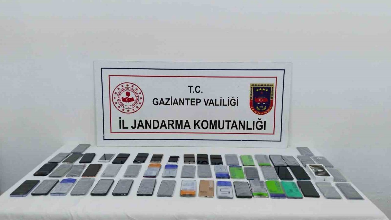 Gaziantep'te Milyonluk Kaçakçılık Operasyonu! Gaziantep’te 2 milyon TL değerinde kaçak telefon ele geçirildi
