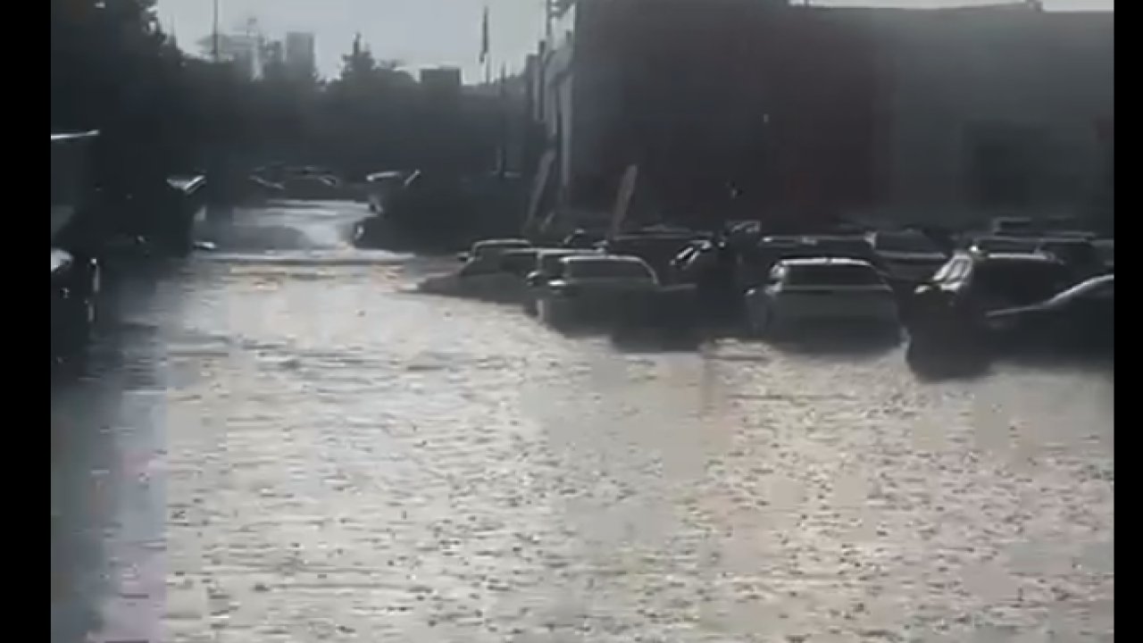 Gaziantep'te Araçlar'da Vatandaşlar Sel İçinde Kaldı! Yüzlerce Araç'ta Vatandaşlar Sele teslim Oldu!