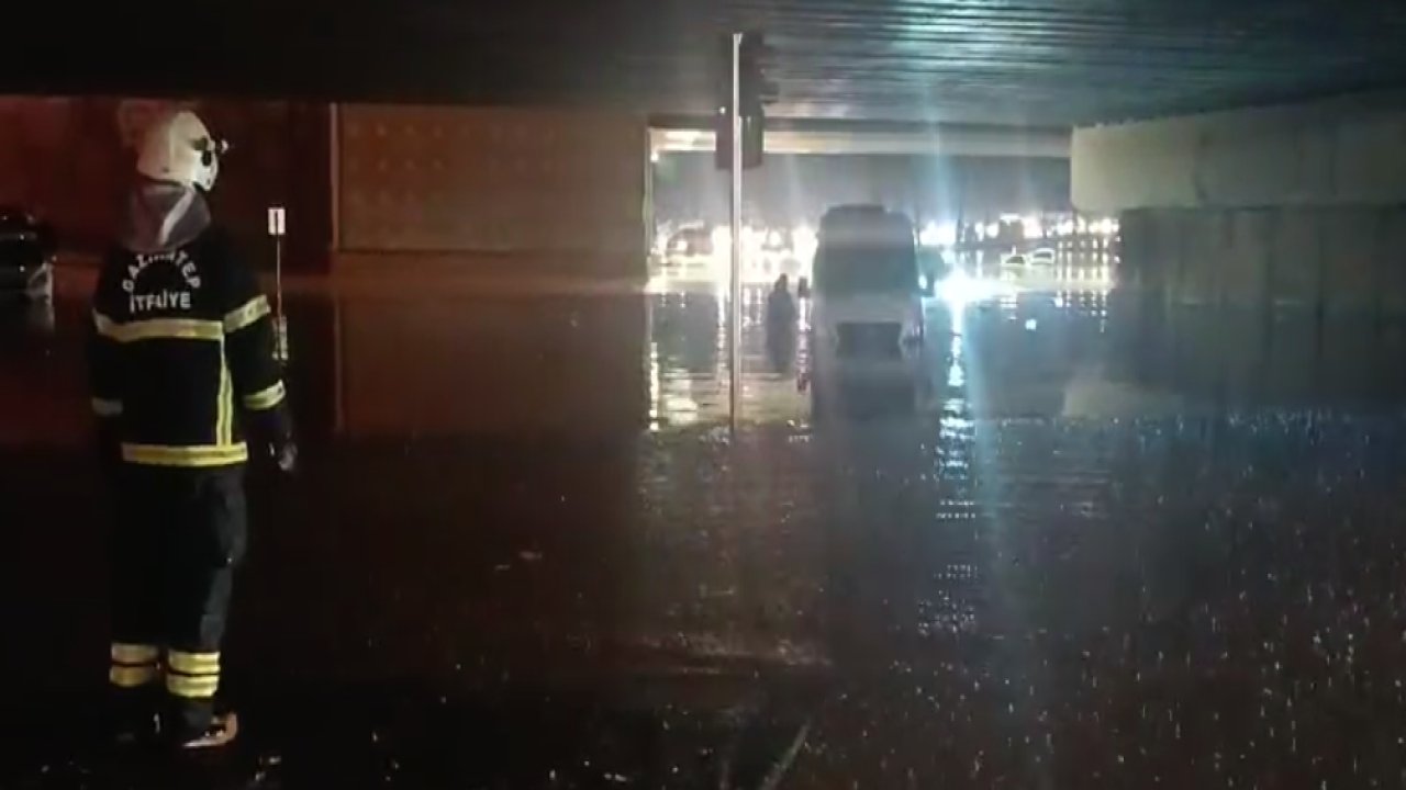 Gaziantep'te İpek Yolu'nda Sel Kuyruğu! Yüzlerce Araç Köprülü Kavşaklara Takıldı!