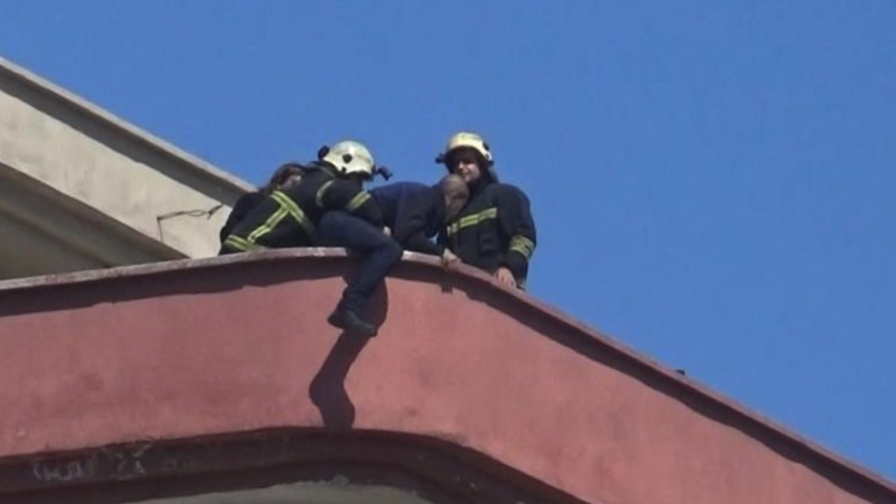 Gaziantep'te ağır hasarlı binada intihar etmek isteyen şahsı ekipler kurtardı