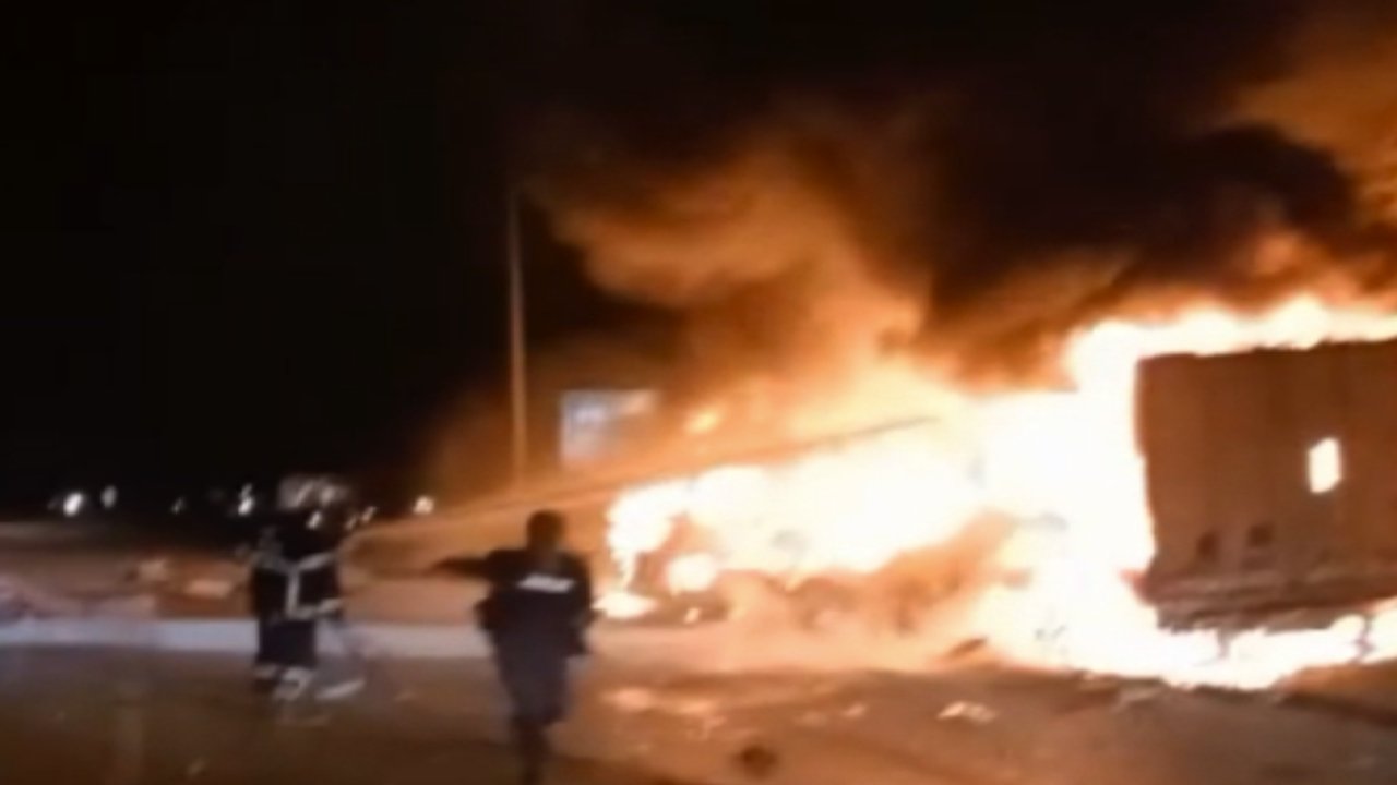 Gaziantep Otoyolunda Facianın Eşiğinden Dönüldü! Gaziantep'te tır cayır cayır yandı: 2 yaralı