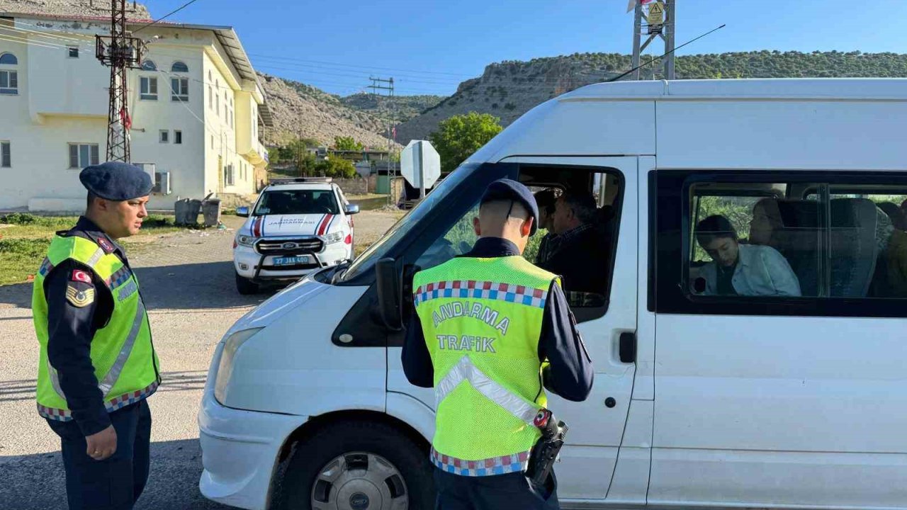 Gaziantep’te jandarma okul servis araçlarını denetledi