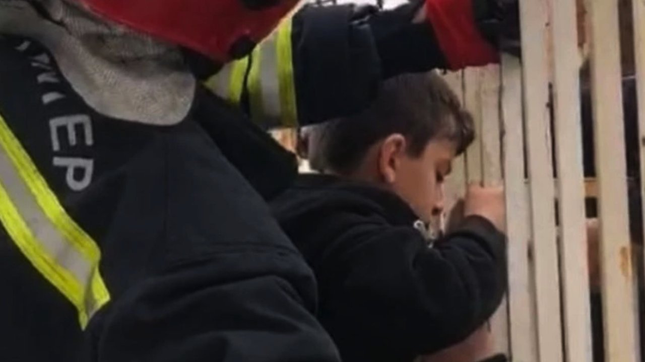 Gaziantep'te parkta ayağı sıkışan çocuk itfaiye ekiplerince kurtarıldı