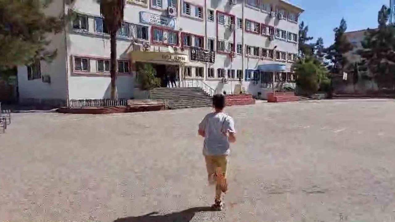 Gaziantep'te bursluluk sınavında kimliğini unutan öğrencinin imdadına polis ekipleri yetişti