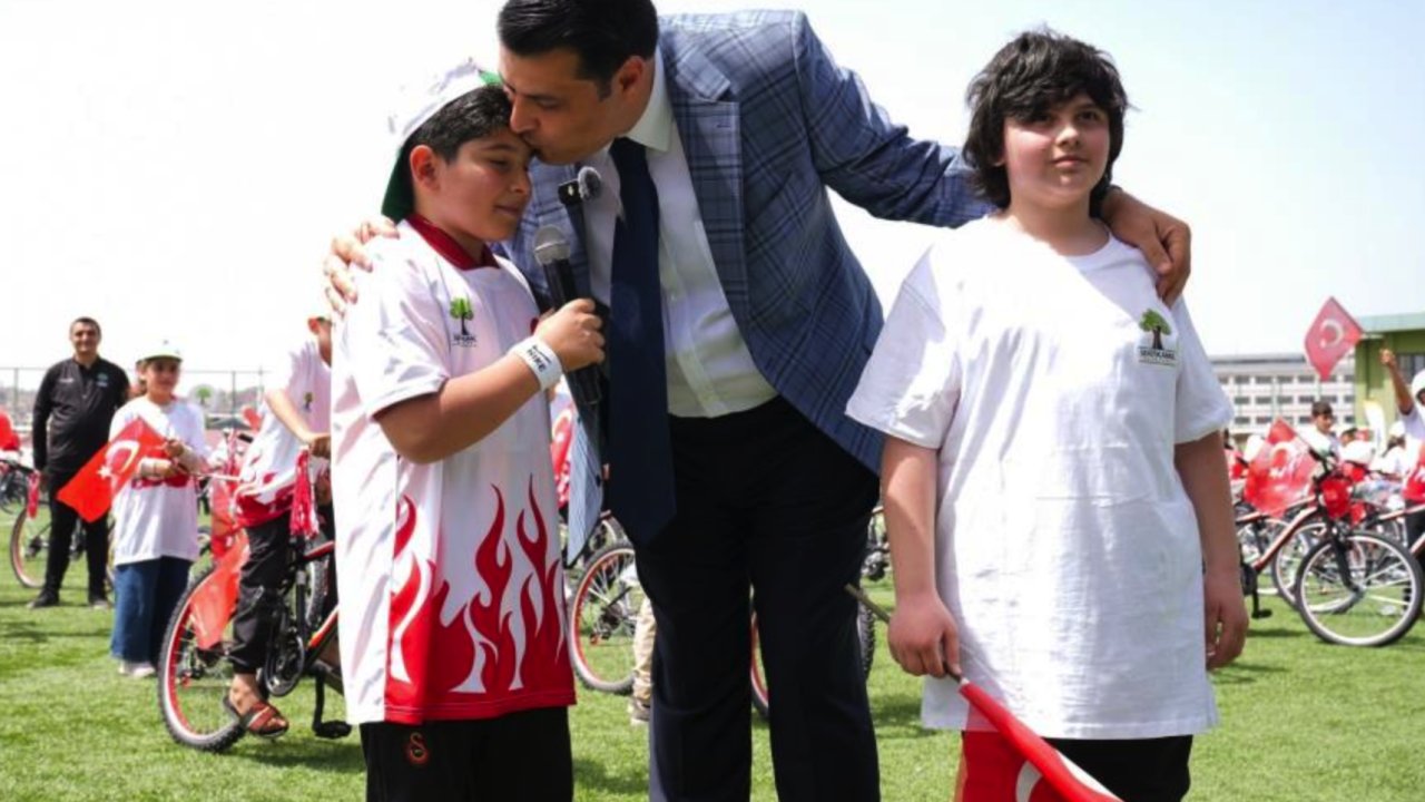Başkan Umut Yılmaz Şehitkamil'de Değişimi Sokaklara Ve Gönüllere Yansıtıyor! Şehitkamil'de Çocuklara Umut Başkan'dan Bisiklet