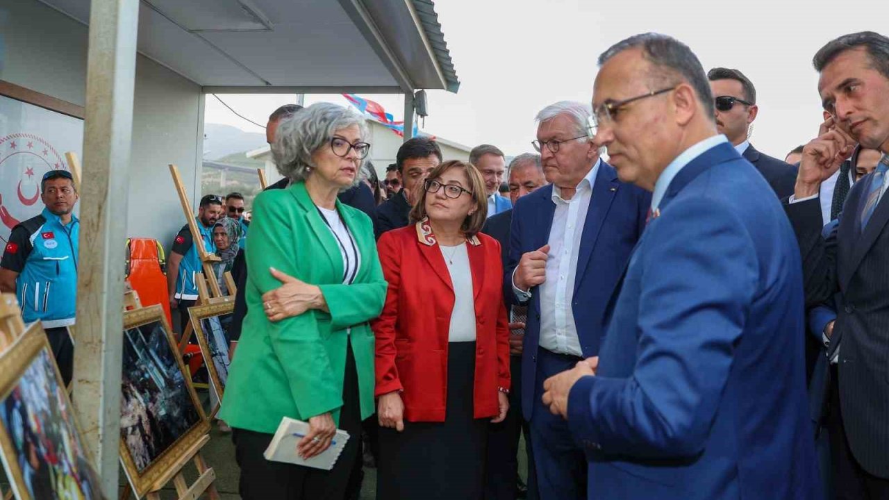 Depremzedelerden Başkan Şahin’e güllerle teşekkür