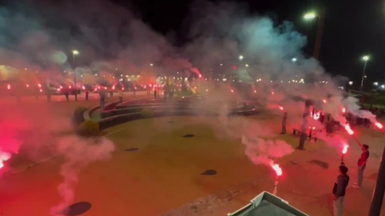 Gaziantepspor Unutulmadı! Gaziantepsporlu yüzlerce taraftar Kamil Ocak Stadyumun yerine yapılan millet bahçesinde toplandı..