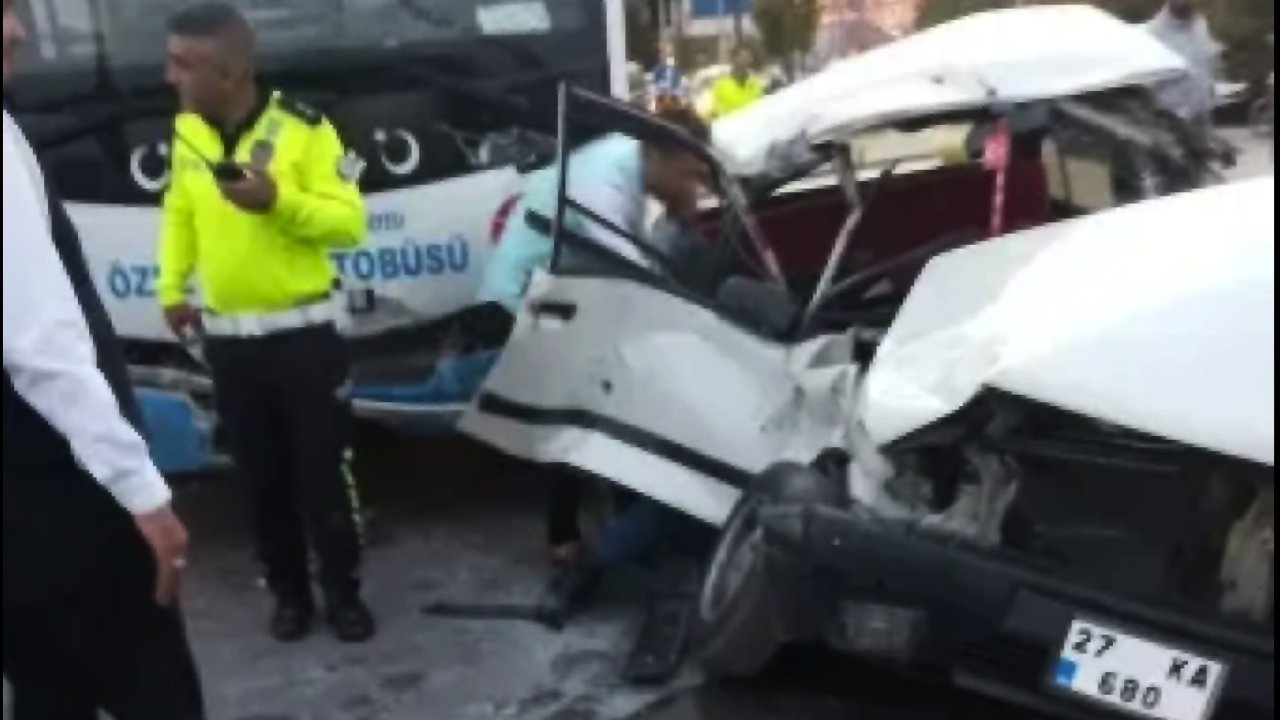 Gaziantep Büyükşehir Belediyesi Önünde FECİ KAZA! Özel Halk Otobüsü Otomobile Çarptı! 4 Yaralı