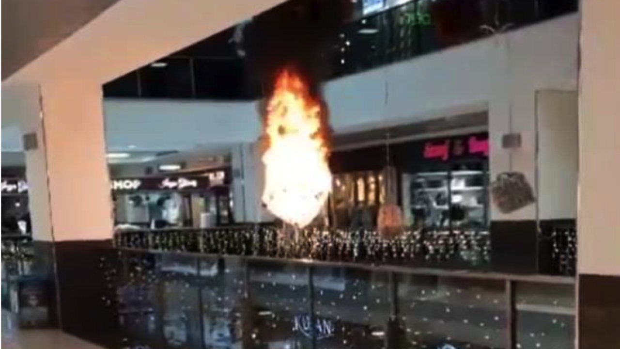 Kent merkezinde bulunan AVM’deki avize alev alev yanarak düştü