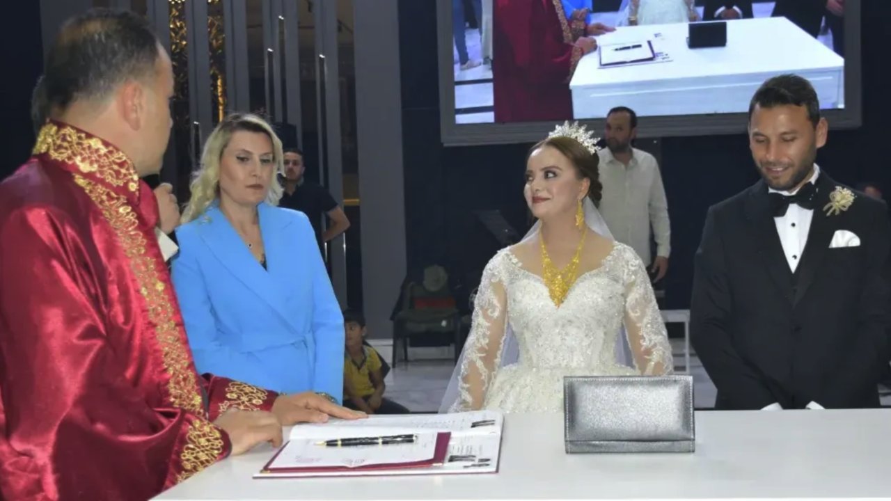 Gaziantep Bu Düğünü Konuşuyor! Muhteşem Düğüne Gaziantep Siyaset Ve İş Dünyası Akın Etti!