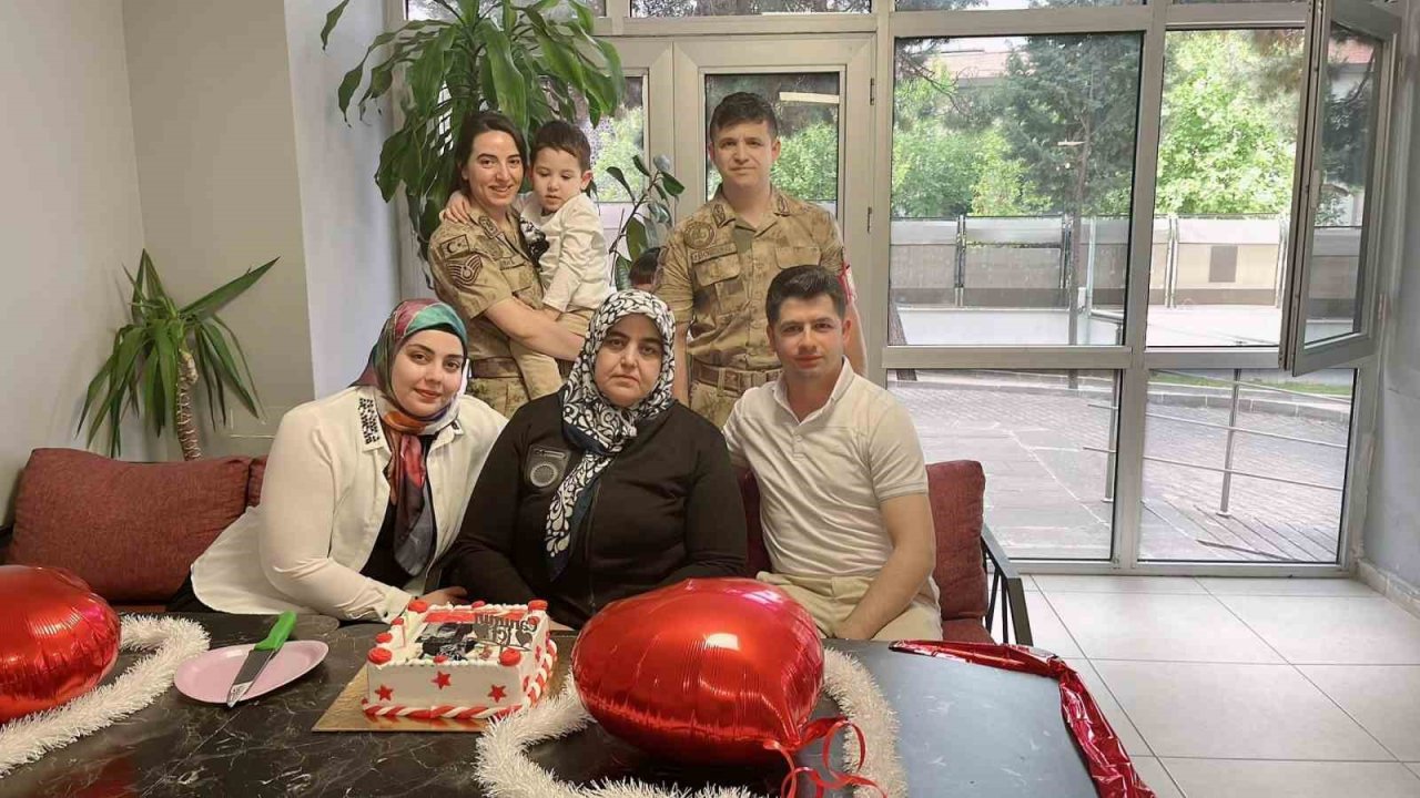 Gaziantep Jandarmadan şehit anneleri ve eşlerine ’Anneler Günü’ sürprizi