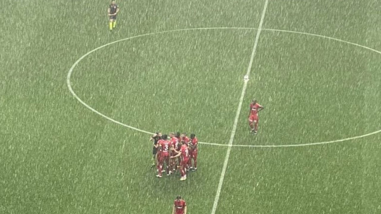 Flaş.. Flaş… Adana’da maça yağmur engeli