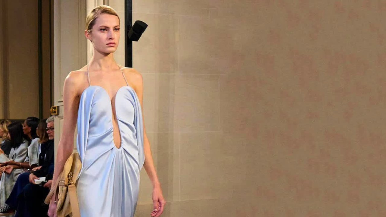 Victoria Beckham'ın 2024 İlkbahar ve Yaz Koleksiyonu Moda Dünyasında Beğeni Topladı