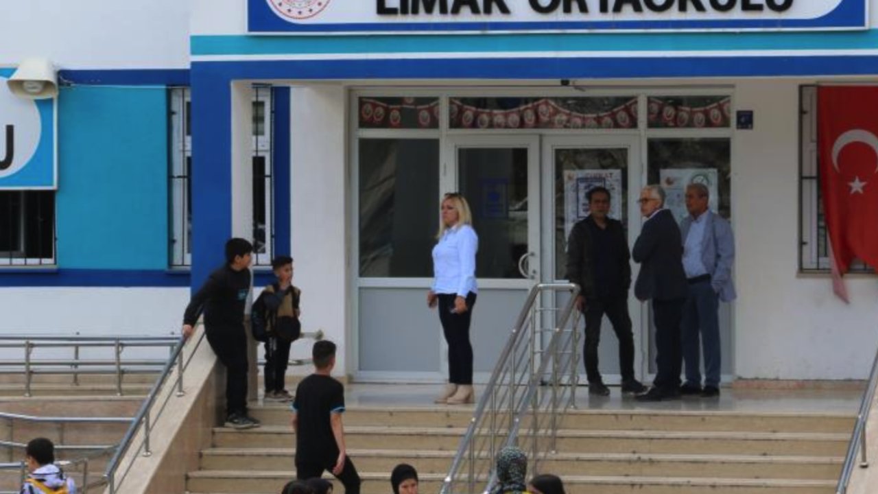 Kopya çekerken yakalanan öğrenci öğretmenini bıçakladı