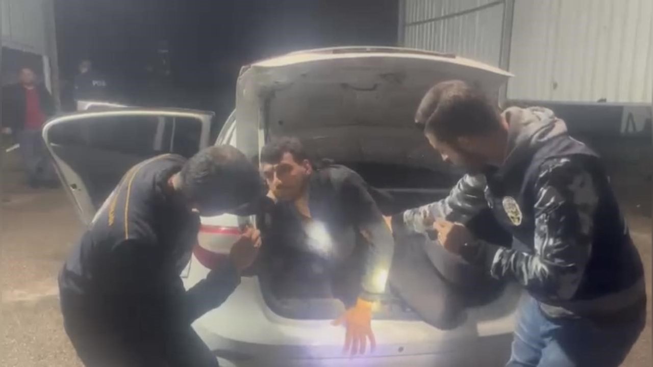 Gaziantep Bu Görüntülerden Bıktı! Tarsus Adana Gaziantep (TAG) Otoyolunda durdurulan otomobilin bagajından kaçak göçmen çıktı