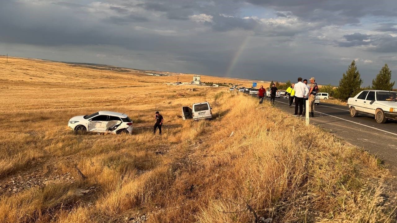 Gaziantep  Şanlıurfa yolunda Çarpışan 2 araç şarampole devrildi: 3 yaralı