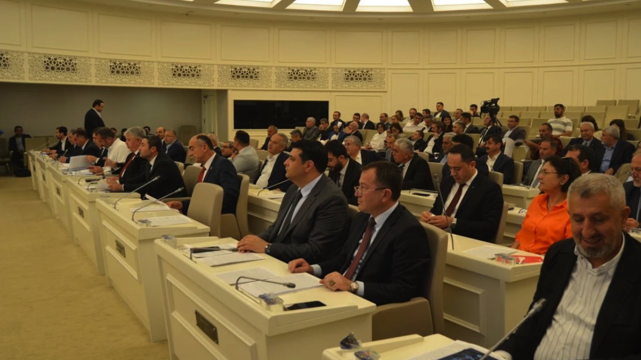 Gaziantep Büyükşehir Meclisi'nde Ortalık Karıştı! Büyükşehir Meclisi'nde Sert Tartışmalar