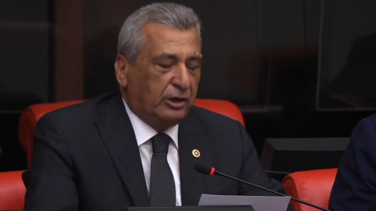 Ne Olacak Bu Buğdayın Hali? CHP Gaziantep Milletvekili Öztürkmen ÇİFTÇİ'NİN BUĞDAY ÇİLESİNİ Meclise Taşıdı