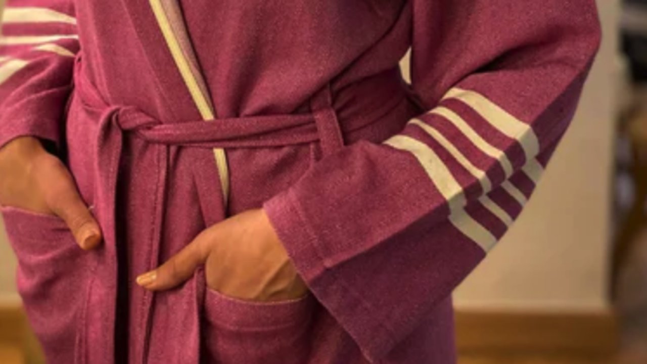 Yumuşak ve Şık Kadın Bornoz Modelleri: Rahatlığın ve Tarzın İdeal Birleşimi