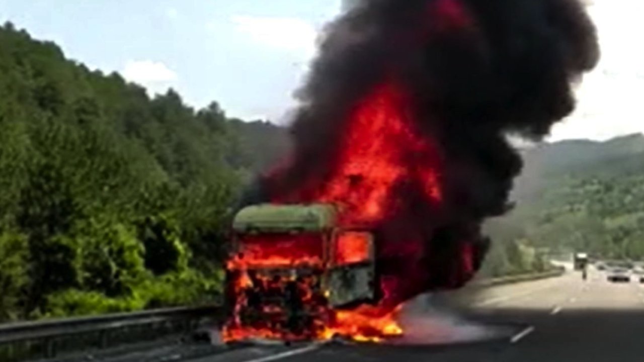 Gaziantep'te seyir halindeki demir yüklü tır yandı