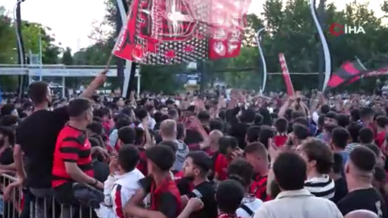 Gaziantep'in Gözü Kulağı İstanbul'da! Gaziantep Demokrasi Meydanı'nda MUHTEŞEM KALABALIK