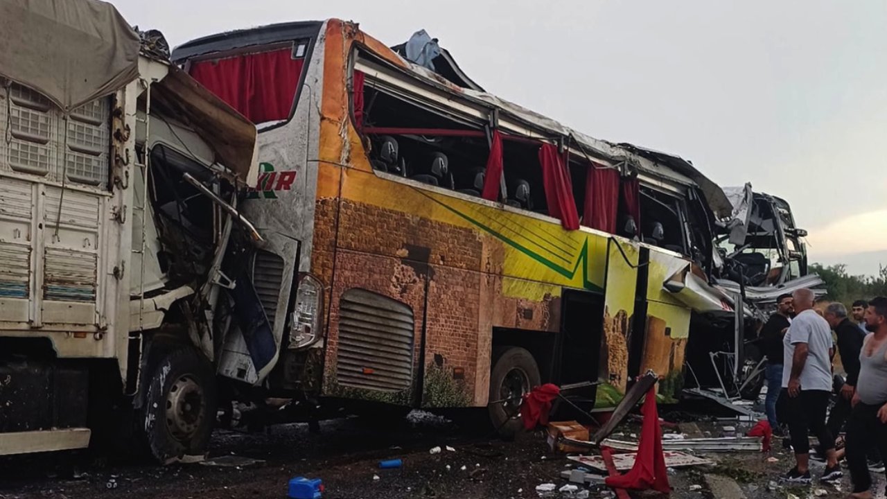 SON DAKİKA! GAZİANTEP YOLU'NDA FECİ KAZA! 10 KİŞİ ÖLDÜ 30 YARALI!