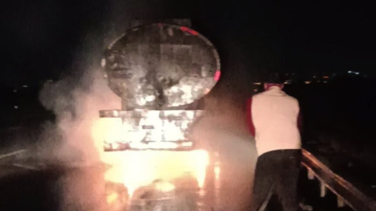 Tarsus-Adana-Gaziantep Otoyolu Düziçi mevkiinde seyir halindeki tanker alev alev yandı