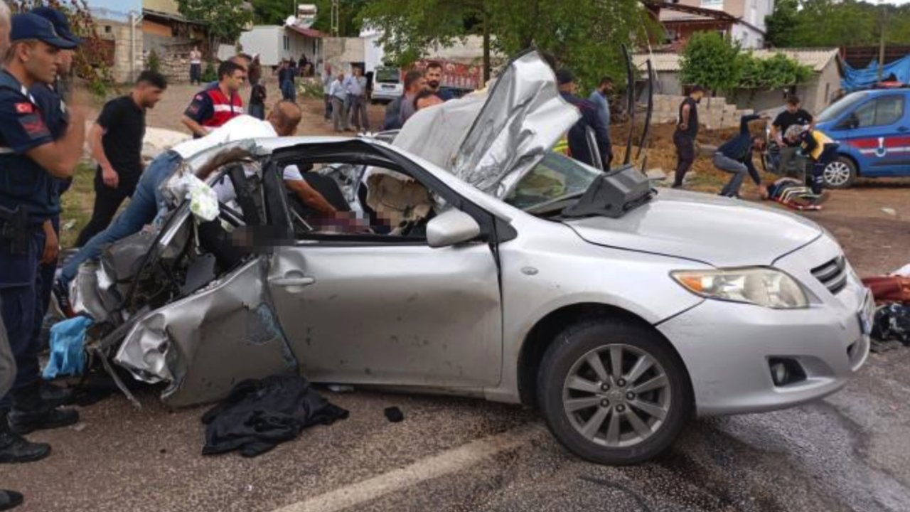 Gaziantep Adıyaman Otoyolu'nda FECİ KAZA! Otomobil ile tır çarpıştı: 2 ölü, 3 yaralı