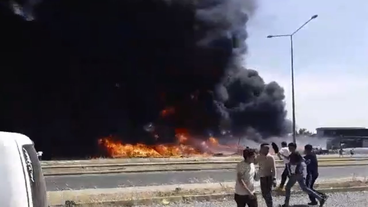 Gaziantep'te Korkunç Yangın! Gaziantep'in Nizip İlçesi'nde Gök Yüzünü Siyah Duman Kapladı