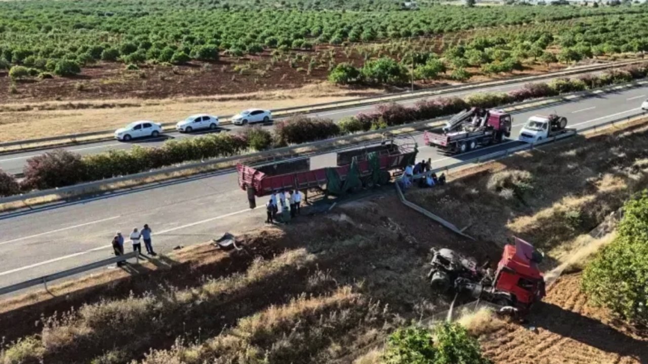 GAZİANTEP'TE BÜYÜK KAZA! Gaziantep'e kurbanlık boğa getiren tır ile arpa yüklü traktör çarpıştı: 2 yaralı